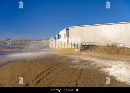 La plage de Barra del Trabucador partiellement inondée par un vent fort en hiver dans le delta de l'Èbre (Tarragone, Catalogne, Espagne) Banque D'Images