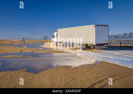 La plage de Barra del Trabucador partiellement inondée par un vent fort en hiver dans le delta de l'Èbre (Tarragone, Catalogne, Espagne) Banque D'Images