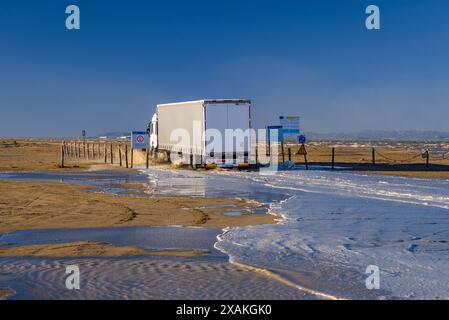 La plage de Barra del Trabucador partiellement inondée par un vent fort en hiver dans le delta de l'Èbre (Tarragone, Catalogne, Espagne) Banque D'Images