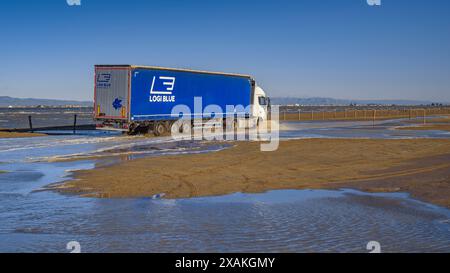 La plage de Barra del Trabucador partiellement inondée par un vent fort en hiver dans le delta de l'Èbre (Tarragone, Catalogne, Espagne) Banque D'Images