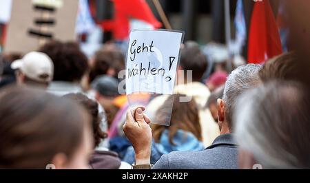 Hambourg, Allemagne. 07 juin 2024. Un panneau indiquant « allez voter ! » peut être vu lors d'un grand rassemblement contre l'extrême droite et pour la démocratie. Deux jours avant les élections européennes et de district, une large alliance donne l'exemple à la démocratie sous le slogan "arrêtez l'extrémisme de droite - défendez la démocratie - allez voter!". Crédit : Markus Scholz/dpa/Alamy Live News Banque D'Images