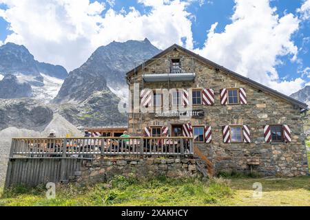 Europe, Autriche, Verwall, Tyrol, Anton am Arlberg, Mountaineers on the Terrace of the Darmstädter Hütte Banque D'Images