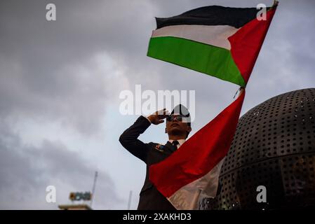 MOUVEMENT POUR LE RESPECT D'UNE HEURE POUR LA PALESTINE un activiste présente le mouvement pour le respect d'une heure pour la Palestine au Monument de solidarité Asie-Afrique à Bandung, Java occidental, Indonésie le 7 juin 2024. Cette action est un symbole de respect pour la jeune génération héritée par le premier Président Sukarno et les fondateurs de la nation indonésienne dans la lutte pour l'indépendance palestinienne. IMAGO/KHAIRIZAL MARIS Bandung West Java Indonesia Copyright : xKharizalxMarisxKhairizalxMarisx UNE HEURE MOUVEMENT POUR LE RESPECT DE LA PALESTINE 1 Banque D'Images