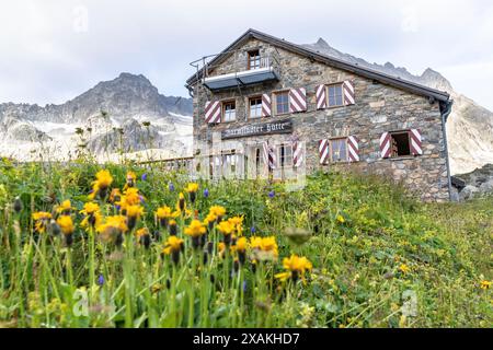 Europe, Austria, Verwall, Tyrol, Anton am Arlberg, Darmstädter Hütte avec Küchlspitze et Kuchenspitze en arrière-plan Banque D'Images