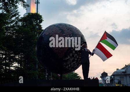 MOUVEMENT POUR LE RESPECT D'UNE HEURE POUR LA PALESTINE un activiste présente le mouvement pour le respect d'une heure pour la Palestine au Monument de solidarité Asie-Afrique à Bandung, Java occidental, Indonésie le 7 juin 2024. Cette action est un symbole de respect pour la jeune génération héritée par le premier Président Sukarno et les fondateurs de la nation indonésienne dans la lutte pour l'indépendance palestinienne. IMAGO/KHAIRIZAL MARIS Bandung West Java Indonesia Copyright : xKharizalxMarisxKhairizalxMarisx UNE HEURE MOUVEMENT POUR LE RESPECT DE LA PALESTINE 3 Banque D'Images