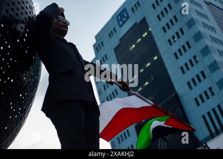 MOUVEMENT POUR LE RESPECT D'UNE HEURE POUR LA PALESTINE un activiste présente le mouvement pour le respect d'une heure pour la Palestine au Monument de solidarité Asie-Afrique à Bandung, Java occidental, Indonésie le 7 juin 2024. Cette action est un symbole de respect pour la jeune génération héritée par le premier Président Sukarno et les fondateurs de la nation indonésienne dans la lutte pour l'indépendance palestinienne. IMAGO/KHAIRIZAL MARIS Bandung West Java Indonesia Copyright : xKharizalxMarisxKhairizalxMarisx UNE HEURE MOUVEMENT POUR LE RESPECT DE LA PALESTINE 4 Banque D'Images