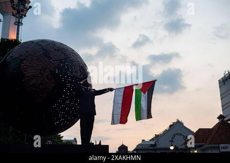 MOUVEMENT POUR LE RESPECT D'UNE HEURE POUR LA PALESTINE un activiste présente le mouvement pour le respect d'une heure pour la Palestine au Monument de solidarité Asie-Afrique à Bandung, Java occidental, Indonésie le 7 juin 2024. Cette action est un symbole de respect pour la jeune génération héritée par le premier Président Sukarno et les fondateurs de la nation indonésienne dans la lutte pour l'indépendance palestinienne. IMAGO/KHAIRIZAL MARIS Bandung West Java Indonesia Copyright : xKharizalxMarisxKhairizalxMarisx UNE HEURE MOUVEMENT POUR LE RESPECT DE LA PALESTINE 6 Banque D'Images