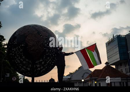 MOUVEMENT POUR LE RESPECT D'UNE HEURE POUR LA PALESTINE un activiste présente le mouvement pour le respect d'une heure pour la Palestine au Monument de solidarité Asie-Afrique à Bandung, Java occidental, Indonésie le 7 juin 2024. Cette action est un symbole de respect pour la jeune génération héritée par le premier Président Sukarno et les fondateurs de la nation indonésienne dans la lutte pour l'indépendance palestinienne. IMAGO/KHAIRIZAL MARIS Bandung West Java Indonesia Copyright : xKharizalxMarisxKhairizalxMarisx UNE HEURE MOUVEMENT POUR LE RESPECT DE LA PALESTINE 7 Banque D'Images