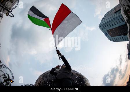 MOUVEMENT POUR LE RESPECT D'UNE HEURE POUR LA PALESTINE un activiste présente le mouvement pour le respect d'une heure pour la Palestine au Monument de solidarité Asie-Afrique à Bandung, Java occidental, Indonésie le 7 juin 2024. Cette action est un symbole de respect pour la jeune génération héritée par le premier Président Sukarno et les fondateurs de la nation indonésienne dans la lutte pour l'indépendance palestinienne. IMAGO/KHAIRIZAL MARIS Bandung West Java Indonesia Copyright : xKharizalxMarisxKhairizalxMarisx UNE HEURE MOUVEMENT POUR LE RESPECT DE LA PALESTINE 8 Banque D'Images