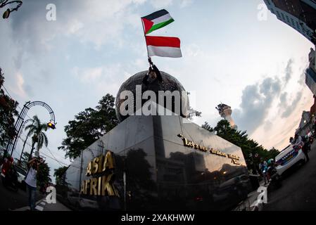 MOUVEMENT POUR LE RESPECT D'UNE HEURE POUR LA PALESTINE un activiste présente le mouvement pour le respect d'une heure pour la Palestine au Monument de solidarité Asie-Afrique à Bandung, Java occidental, Indonésie le 7 juin 2024. Cette action est un symbole de respect pour la jeune génération héritée par le premier Président Sukarno et les fondateurs de la nation indonésienne dans la lutte pour l'indépendance palestinienne. IMAGO/KHAIRIZAL MARIS Bandung West Java Indonesia Copyright : xKharizalxMarisxKhairizalxMarisx UNE HEURE MOUVEMENT POUR LE RESPECT DE LA PALESTINE 9 Banque D'Images