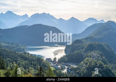 Europe, Allemagne, Allemagne du Sud, Bavière, Füssen, château de Hohenschwangau en face de l'Alpsee au coucher du soleil Banque D'Images