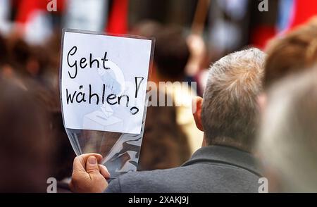 Hambourg, Allemagne. 07 juin 2024. Un panneau indiquant « allez voter ! » peut être vu lors d'un grand rassemblement contre l'extrême droite et pour la démocratie. Deux jours avant les élections européennes et de district, une large alliance donne l'exemple à la démocratie sous le slogan "arrêtez l'extrémisme de droite - défendez la démocratie - allez voter!". Crédit : Markus Scholz/dpa/Alamy Live News Banque D'Images