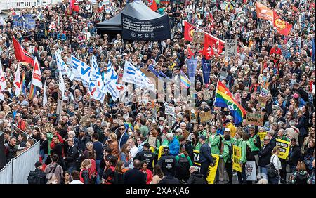 Hambourg, Allemagne. 07 juin 2024. De nombreuses personnes participent à un grand rassemblement contre l’extrême droite et pour la démocratie. Deux jours avant les élections européennes et de district, une large alliance donne l'exemple à la démocratie sous le slogan "arrêtez l'extrémisme de droite - défendez la démocratie - allez voter!". Crédit : Markus Scholz/dpa/Alamy Live News Banque D'Images