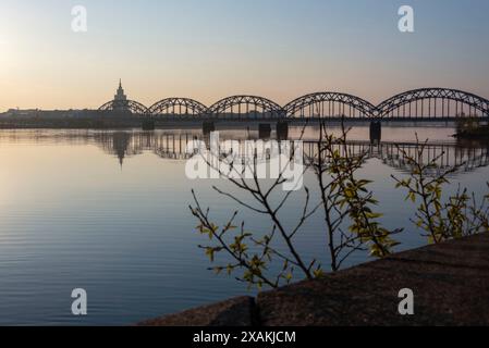 Académie des sciences, gratte-ciel construit entre 1952 et 1958 dans le style du classicisme socialiste, également connu sous le nom de gâteau d'anniversaire de Staline, pont de chemin de fer sur la Daugiva, Riga, Lettonie Banque D'Images