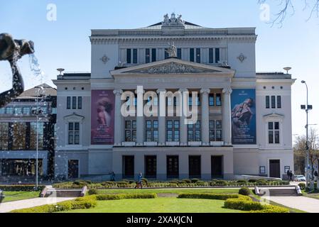 Opéra national letton, construit selon les plans de l'architecte Ludwig Bohnstedt dans le style néoclassique, a ouvert en 1863 Banque D'Images