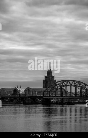 Académie des sciences, gratte-ciel construit entre 1952 et 1958 dans le style du classicisme socialiste, également connu sous le nom de gâteau d'anniversaire de Staline, pont de chemin de fer sur la Daugiva, Riga, Lettonie Banque D'Images