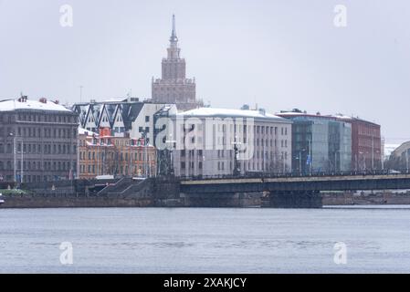 Académie des sciences, gratte-ciel construit entre 1952 et 1958 dans le style du classicisme socialiste, également connu sous le nom de gâteau d'anniversaire de Staline, Riga, Lettonie Banque D'Images