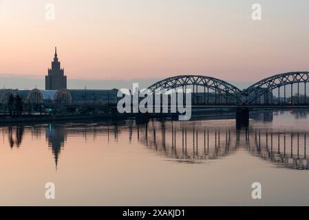 Académie des sciences, gratte-ciel construit entre 1952 et 1958 dans le style du classicisme socialiste, également connu sous le nom de gâteau d'anniversaire de Staline, pont de chemin de fer sur la Daugiva, Riga, Lettonie Banque D'Images