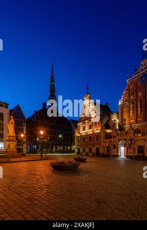 Blackheads' House sur la place de la mairie, derrière elle se compose Peter's Church, Riga, Lettonie Banque D'Images