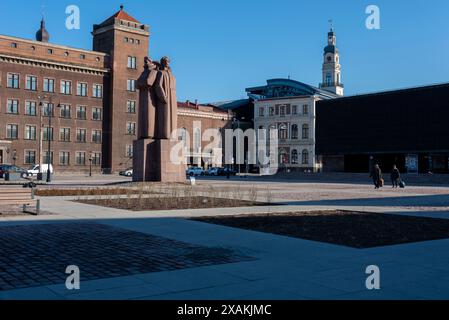 Mémorial aux tirailleurs lettons, sur la droite Hôtel de ville et Musée de l'occupation, Riga, Lettonie Banque D'Images