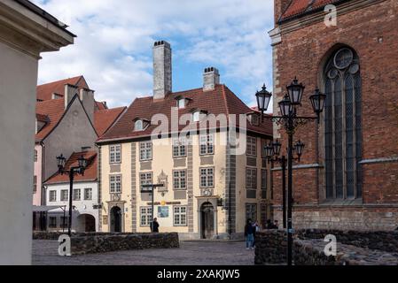 Hôtel Ekes Konvent, maison de ville historique avec de hautes cheminées, était à l'origine un couvent pour les veuves pauvres et les filles tombées à Riga, Lettonie Banque D'Images