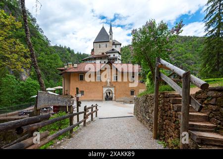 Vue sur le Sanctuaire de San Romedio. Europe, Italie, Trentino Tyrol du Sud, non vallée, Trento province, Sanzeno. Banque D'Images