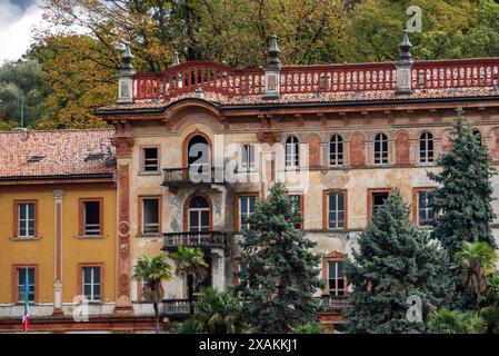 Ruine d'un ancien palais d'hôtel à Bellagio au lac de Côme, Italie Banque D'Images