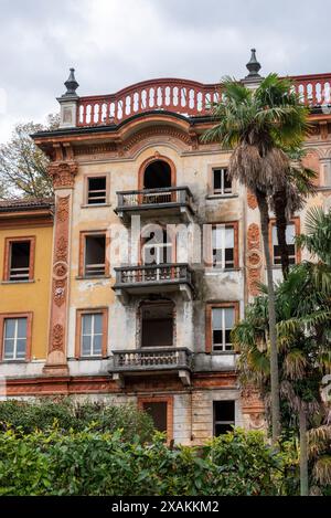 Ruine d'un ancien palais d'hôtel à Bellagio au lac de Côme, Italie Banque D'Images