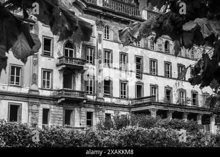 Ruine d'un ancien palais d'hôtel à Bellagio au lac de Côme, Italie Banque D'Images