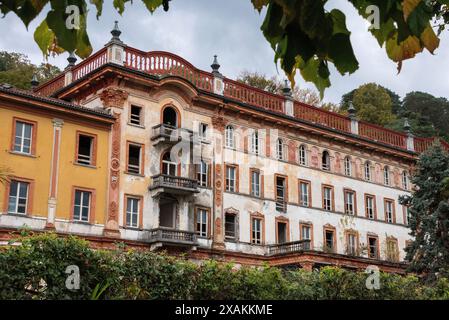 Ruine d'un ancien palais d'hôtel à Bellagio au lac de Côme, Italie Banque D'Images