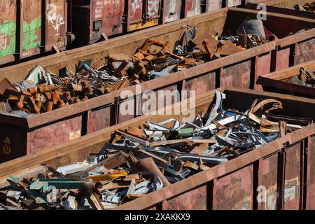 Wagons de chemin de fer avec ferraille, HKM Hüttenwerk Krupp Mannesmann, Duisburg, région de la Ruhr, Rhénanie du Nord-Westphalie, Allemagne Banque D'Images