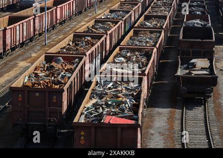 Wagons de chemin de fer avec ferraille, HKM Hüttenwerk Krupp Mannesmann, Duisburg, région de la Ruhr, Rhénanie du Nord-Westphalie, Allemagne Banque D'Images