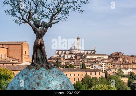 SIENNE, ITALIE - 23 SEPTEMBRE 2023 - Terra Mater sculpture d'Andrea Roggi, le paysage urbain de Sienne en arrière-plan Banque D'Images