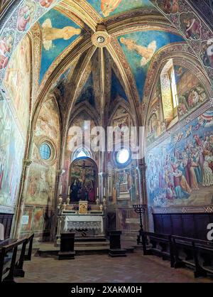 VOLTERRA, ITALIE - 20 SEPTEMBRE 2023 - fresques romanes dans la Cappella della Croce di Giorno à Volterra, Italie Banque D'Images