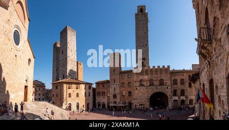 SAN GIMIGNANO, ITALIE - 20 SEPTEMBRE 2023 - place principale Piazza del Duomo à San Gimignano avec ses célèbres tours de palais, Italie Banque D'Images