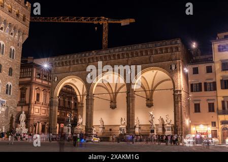 FLORENCE, ITALIE - 21 SEPTEMBRE 2023 - le célèbre Loggio dei Lanzi à Florence illuminé la nuit, Italie Banque D'Images