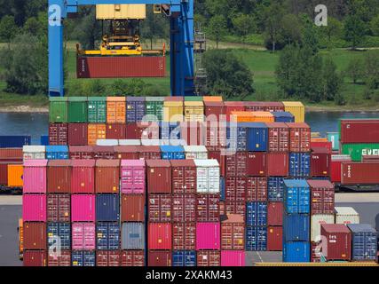 Port de Duisbourg, terminal intermodal à conteneurs, région de la Ruhr, Rhénanie du Nord-Westphalie, Allemagne Banque D'Images