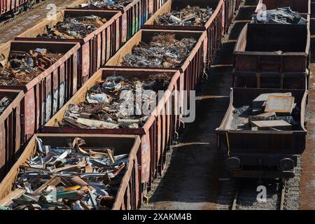 Wagons de chemin de fer avec ferraille, HKM Hüttenwerk Krupp Mannesmann, Duisburg, région de la Ruhr, Rhénanie du Nord-Westphalie, Allemagne Banque D'Images