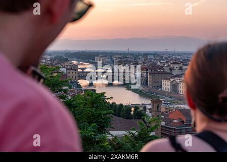 FLORENCE, ITALIE - 21 SEPTEMBRE 2023 - une foule de touristes sur Piazzale Michelangelo profite du coucher de soleil sur Florence, Italie Banque D'Images