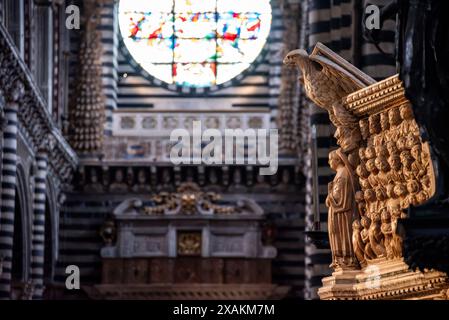 Détail décoratif de la chaire de la cathédrale de Sienne en Italie, réalisé par Niccolo di Pisano Banque D'Images