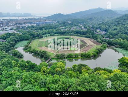 Hangzhou, Chine. 07 juin 2024. Une photo aérienne montre des champs de huit trigrammes en forme de huit trigrammes sur la montagne Yuhuangshan à Hangzhou, en Chine, le 6 juin 2024. Huit cultures différentes poussent sur des champs de huit trigrammes. Huit cultures montrent huit couleurs différentes tout au long de l'année. Dans le champ de huit trigrammes, il y a un monticule rond, qui est un diagramme demi-yin et demi-yang du Taiji. (Photo de Costfoto/NurPhoto) crédit : NurPhoto SRL/Alamy Live News Banque D'Images