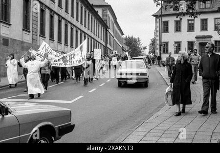 Manifestation pour la paix comme événement satirique sur la situation politique, actions nationales d'automne du mouvement pour la paix dans le trou de Fulda, réseau humain, réseau pour la paix contre les manœuvres de guerre Banque D'Images