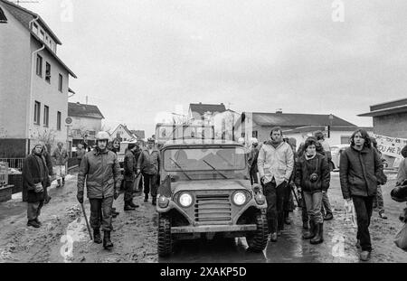 La police accompagne un convoi de manœuvres militaires américaines avec des matraques pour empêcher les blocus, les actions du mouvement de paix contre les manœuvres Banque D'Images