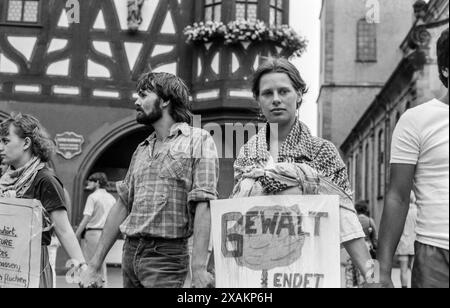 La forme d'action du «cercle silencieux» a été pratiquée dans de nombreuses villes allemandes dans les années 1980, actions du mouvement pour la paix, cercle silencieux pour la paix Banque D'Images