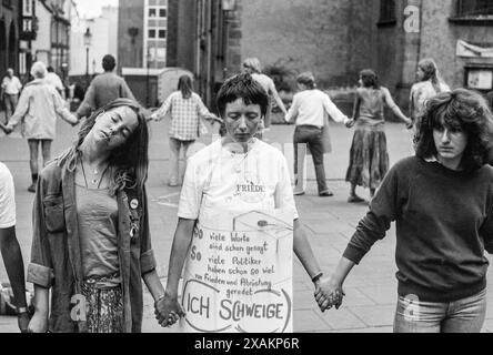 La forme d'action du «cercle silencieux» a été pratiquée dans de nombreuses villes allemandes dans les années 1980, actions du mouvement pour la paix, cercle silencieux pour la paix Banque D'Images