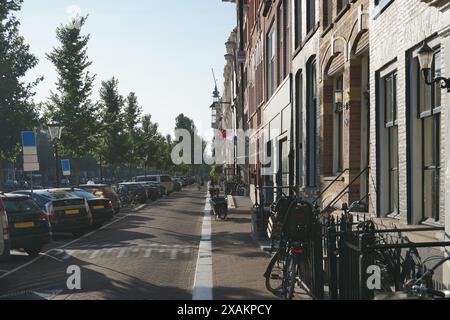 une rue étroite de la ville avec des voitures garées sur le côté Banque D'Images