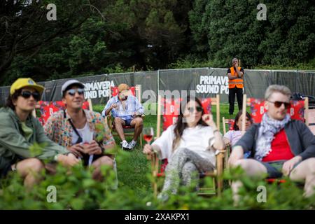 Porto, Portugal. 06 juin 2024. Les festivaliers assistent au festival de musique Primavera Sound 2024 qui se tient à Porto. Primavera Sound donne le coup d'envoi de l'année 2024 au parc municipal de Porto, au Portugal. Le festival a lieu entre le 6 et le 8 mai. PJ Harvey, Pulp, Lana Del Rey entre autres sont les têtes d'affiche de cette édition de l'année. (Photo de Diogo Baptista/SOPA images/SIPA USA) crédit : SIPA USA/Alamy Live News Banque D'Images