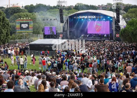 Porto, Portugal. 06 juin 2024. Les festivaliers assistent au festival de musique Primavera Sound 2024 qui se tient à Porto. Primavera Sound donne le coup d'envoi de l'année 2024 au parc municipal de Porto, au Portugal. Le festival a lieu entre le 6 et le 8 mai. PJ Harvey, Pulp, Lana Del Rey entre autres sont les têtes d'affiche de cette édition de l'année. (Photo de Diogo Baptista/SOPA images/SIPA USA) crédit : SIPA USA/Alamy Live News Banque D'Images