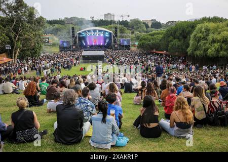 Porto, Portugal. 06 juin 2024. Les festivaliers assistent au festival de musique Primavera Sound 2024 qui se tient à Porto. Primavera Sound donne le coup d'envoi de l'année 2024 au parc municipal de Porto, au Portugal. Le festival a lieu entre le 6 et le 8 mai. PJ Harvey, Pulp, Lana Del Rey entre autres sont les têtes d'affiche de cette édition de l'année. (Photo de Diogo Baptista/SOPA images/SIPA USA) crédit : SIPA USA/Alamy Live News Banque D'Images