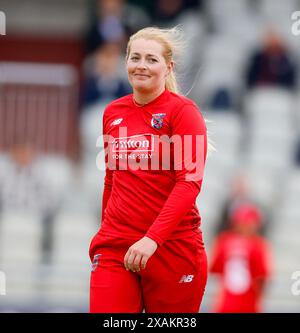 7 juin 2024 ; Emirates Old Trafford Cricket Ground, Manchester, Angleterre ; Charlotte Edwards Cup Cricket, Lancashire Thunder versus Southern Vipers ; Sophie Ecclestone du Lancashire Thunder Banque D'Images